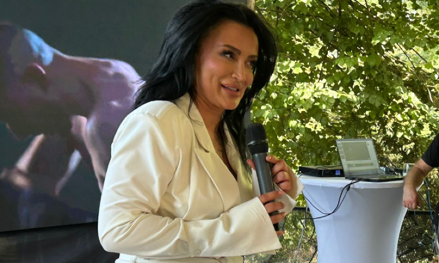 "NIKO NI NE SLUTI DA SU ZAJEDNO" Andreana Čekić smuvala brata ovog pevača!