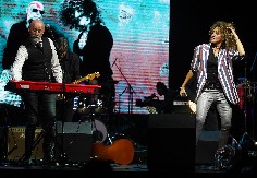 "JAKO JE ZLOBNA, CELA PORODICA JE PLJUJE" Unuk Jelene iz grupe "Zana" opleo po njoj, otkrio jezive detalje: "Mama mi je rekla da to ne pričam!"