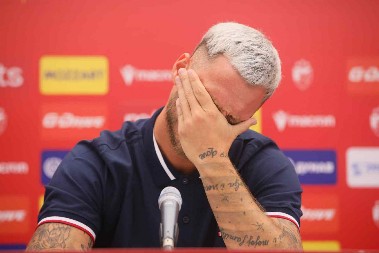 MARKO ARNAUTOVIĆ U SUZAMA Legenda iznenada preminula, fudbaler Zvezde podelio fotografiju sa njim (FOTO)