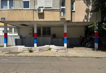 BLOKADERI I ZBORAŠI NAPALI GRAĐANE U LIMANU! Šutirali kante sa farbom, reagovala policija!