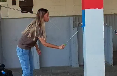 "ZA NJIH JE TO PARČE KRPE, ZA NAS JE SVETINJA" Ministarka učestvovala u farbanju srpske trobojke (VIDEO)