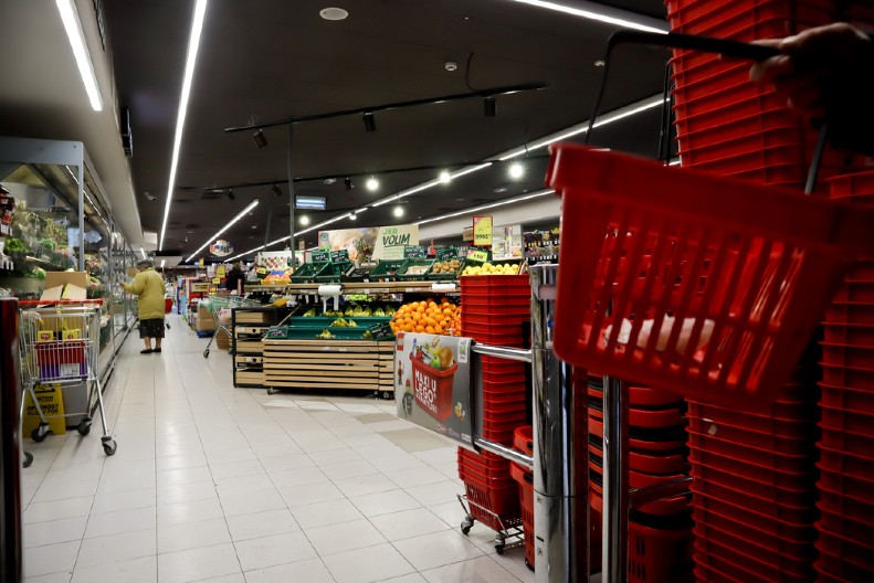 NEPOŠTENI TRGOVCI DA SE PRIPREME „Cene u Srbiji će da padnu 15-20 odsto“