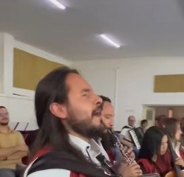 KOLUMBIJAC KOJI ŽIVI U MAKEDONIJI ZAPEVAO "MAKEDONSKO DEVOJČE" Odmah se povelo kolo - naježićete se