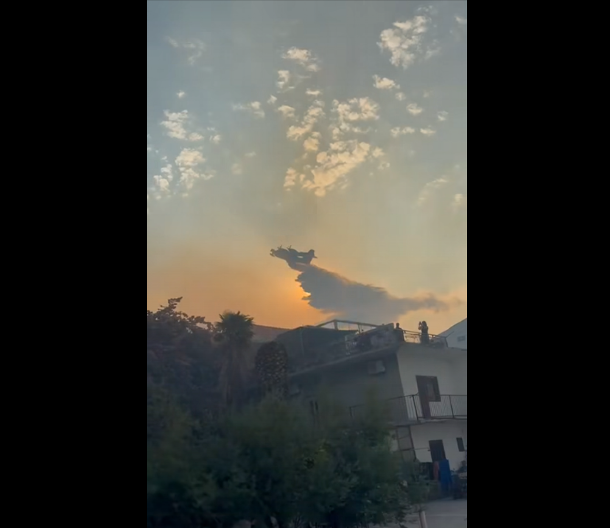 GUŽVA NA IZLAZU IZ SPLITA, NEKOLIKO LJUDI EVAKUISANO, STIGLI KANADERI Dramatično stanje zbog velikog požara (FOTO/VIDEO)