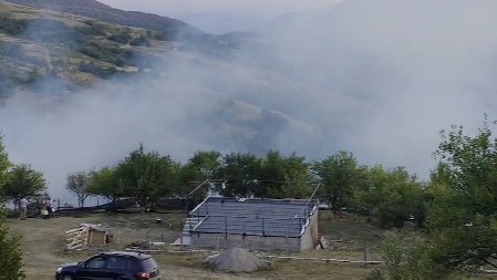 VATRA GUTA SVE PRED SOBOM, UGROŽENE KUĆE I OBJEKTI Izbio veliki požar kod Bijelog Polja (FOTO/VIDEO)