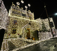 150.000 LAMPICA I 24/7 SVETLA Hoće li ova božićna instalacija povećati račune za struju ili spasiti živote?