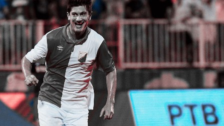 FUDBALER PUCAO SEBI U GLAVU! Pevačica koja je bila u stanu, odmah pozvala policiju i pobegla