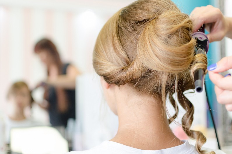 6 GREŠAKA KOJE ŽENE PRAVE KADA UVIJAJU KOSU Frizer Rob jednu stvar skoro i zabranio, a niko ne mari za to