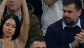 KAD JE DEKOLTE VAŽNIJI OD KOŠARKE Haos na terenu, piše se istorija, ali ovog navijača ja zanimalo nešto drugo (VIDEO)