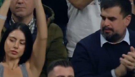 KAD JE DEKOLTE VAŽNIJI OD KOŠARKE Haos na terenu, piše se istorija, ali ovog navijača ja zanimalo nešto drugo (VIDEO)