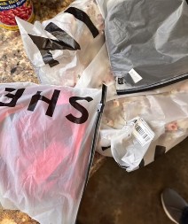 KUPOVINA PREKO INTERNETA SE PRETVORILA U HOROR Devojka otvorila paket i zatekla jeziv prizor – "Vrisnula sam, pokazao mi je očnjake!"