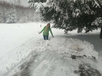 ZORICA NA JEDNOM RAMENU NOSI PUŠKU, NA DRUGOM LEKOVE ZA BOLESNE! Dobra vila sa Radan planine - grad menjala za divljinu! (FOTO)