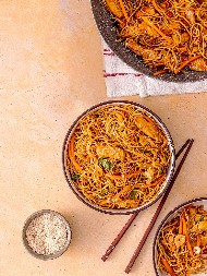 PIKANTNA KINESKA PILETINA SA NUDLAMA Sočno jelo koje osvaja u trenu