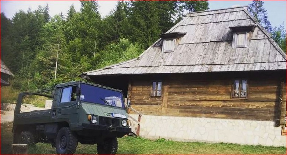ZARAĐUJE OGROMAN NOVAC, A IMA DRVENU KUĆU! Svi u šoku jer naš poznati glumac boravi na ovoj lokaciji! (FOTO)