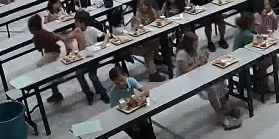 DEČAK HEROJ SPASIO DRUGA OD SIGURNE SMRTI Osmogodišnjak dobio odlikovanje, njegova hrabra reakcija oduševila je svet! (VIDEO)