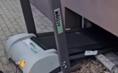 AU MAJKO MILA, KAKAV KRALJ Srbin se dosetio kako da najlakše prenese drva u podrum pomoću jednog predmeta - region oduševljen! (VIDEO)