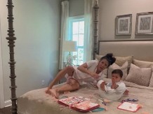 IGRALA SE SA SINOM, A ONDA ODJEDNOM, BUM!  Noge su izletele iz plafona, a ono što je usledilo NIKO NIJE OČEKIVAO (VIDEO)