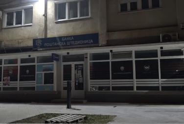 KURTIJEV TEROR NE PRESTAJE: Tzv. kosovska policija u Leposaviću iz izloga izvalila i odnela bankomat Poštanske štedionice (VIDEO)