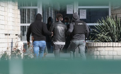 OTKRIVENO ŠTA JE PRETHODILO KRVAVOM NAPADU U SURČINU Sevnuo nož zbog dve reči devojke (17)