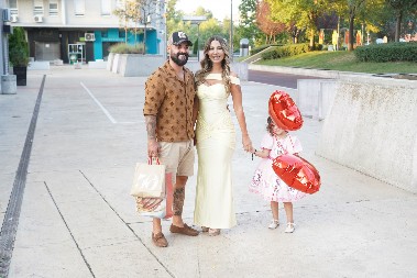 VELIKO SLAVLJE KOD ANELI I LUKE Ne ispušta je iz zagrljaja, pored njih sve vreme mala Nora (FOTO)