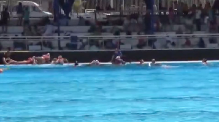 SKANDAL NEVIĐENIH RAZMERA Pucnjava prekinula utakmicu Svetskog prvenstva: Hitna reakcija sudija, organizatori preduzeli šok potez