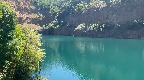 JEL MOGUĆE DA OVAKO NEŠTO POSTOJI U SRBIJI? Skriveni biser Fruške gore, oaza tirkizne vode i tišine