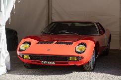 40 GODINA NIJE MRDNUO IZ DNEVNE SOBE Čovek parkirao auto u stanu, sad se muči da ga izbaci (VIDEO)