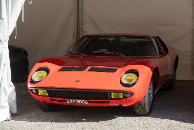 40 GODINA NIJE MRDNUO IZ DNEVNE SOBE Čovek parkirao auto u stanu, sad se muči da ga izbaci (VIDEO)