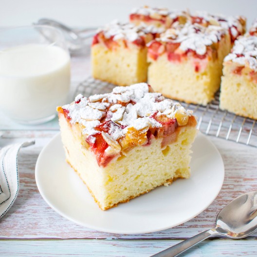 VOĆNI KOLAČ SA JOGURTOM Sve se samo pomeša i peče, a i dupla mera je malo