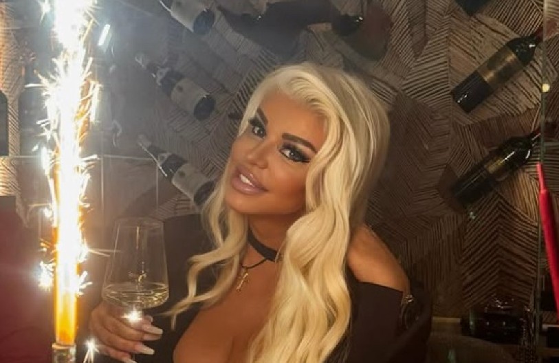 MUŠKARCI U TRANSU! Dara Bubamara pokazala sve, prizor sa Mikonosa obara s nogu! (FOTO)