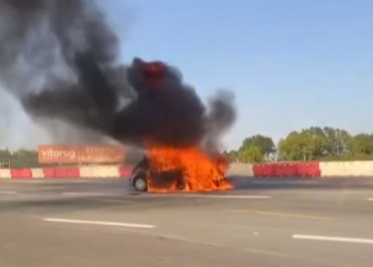 POŽAR KOD ČANJA IZBIO OD ZAPALJENOG AUTA NA PUTU! Evo šta NIKAKO ne smete da radite!