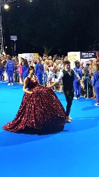 MIRKA VASILJEVIĆ NA CRVENOM TEPIHU BEZ VUJADINA Zablistala u balskoj haljini, a pored nje ovaj muškarac! (FOTO/VIDEO)