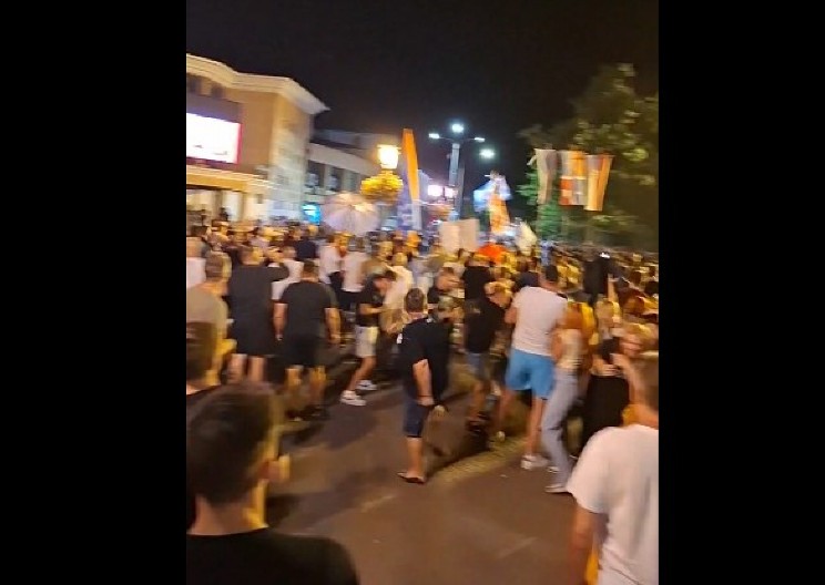 DIVLJANJE BLOKADERA I U VRBASU! Bacali baklje, cigle i topovske udare