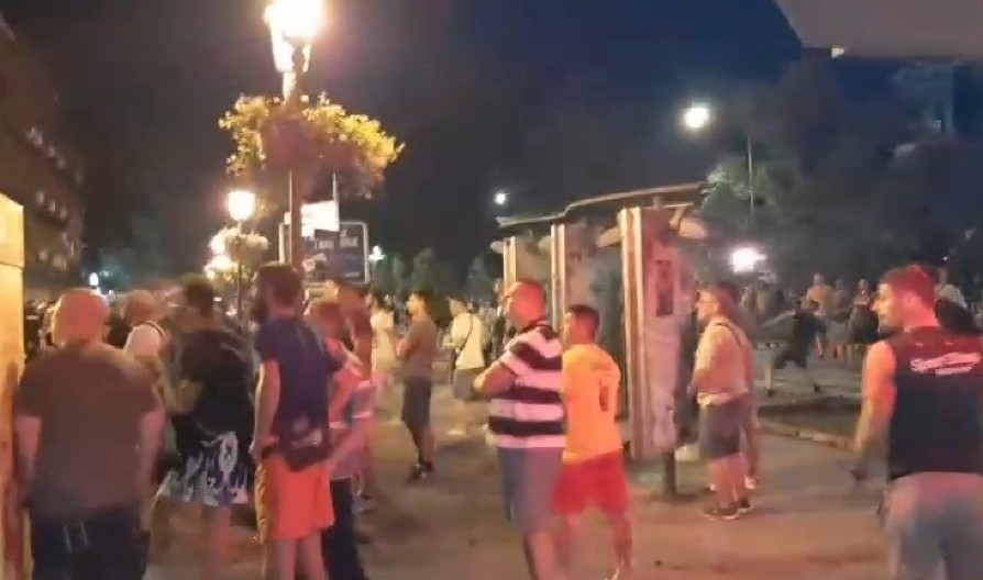 BEZUMNO NASILJE HULIGANA BLOKADERA Pogledajte kako razbijaju kamenje i cigle na putu pa ih bacaju ka patriotama (VIDEO)