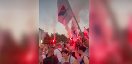 BAČ NEĆE NASILJE BLOKADERA Pristalice SNS se okupile ispred sedišta stranke