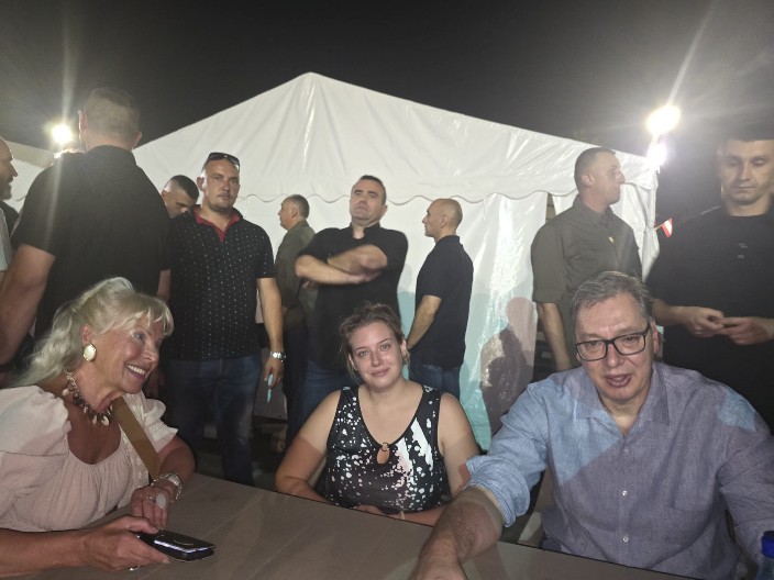 "UVEK UZ SVOJ NAROD" VUČIĆ PEŠKE STIGAO ISPRED PIONIRSKOG PARKA! Blokaderi prete napadom na „Ćacilend“