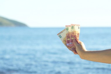 KAO GROM IZ VEDRA NEBA, STIŽU PARE BRZINOM MUNJE Ova 3 horoskopska znaka će upasti u keš, iznenadni priliv novca do 21. avgusta