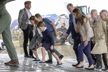 ŠOKANTNA TAJNA KRALJEVSKE PORODICE Na putovanjima nose sopstvenu krv i crninu – razlog ledi krv u venama
