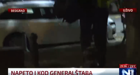 N1 PRIZNAJE: Blokaderski fašisti napali policiju i pristalice SNS pirotehnikom u Novom Sadu! (VIDEO)