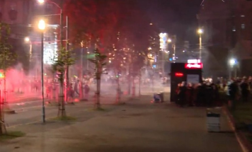 BLOKADERI NAPALI POLICIJU: Gađali ih bakljama ispred Generlaštaba (VIDEO)