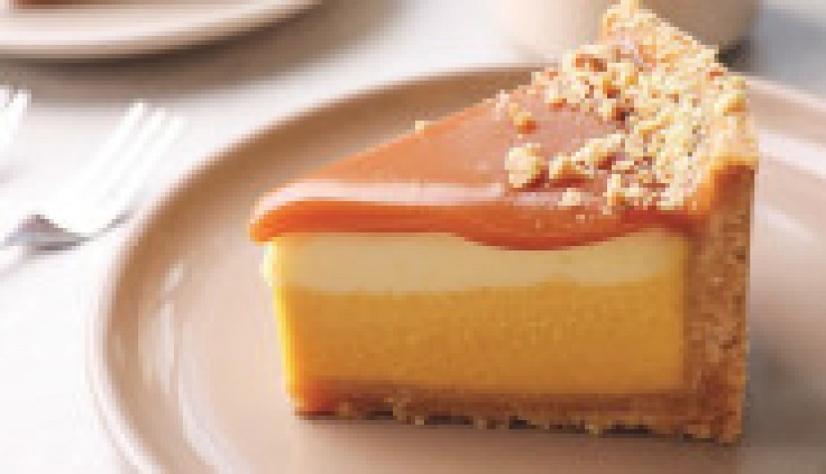 KARAMEL PITA SE TOPI U USTIMA Kremasti fil od pudinga i kora od keksa mame na dodatno parče