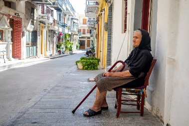 PORODIČNA DRAMA U SRBIJI Baka pred smrt okupila porodicu na kafi – posle onog šta je rekla o nasledstvu zavladao ih u muk