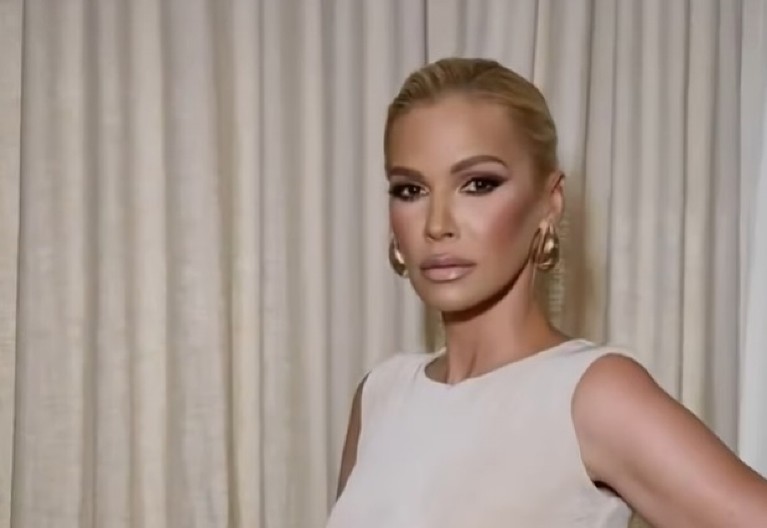 IZVADILA SILIKONE, PA ZABLISTALA! Nataša Bekvalac istakla dekolte, košulja ispod grudi, a ispod ništa! (FOTO)