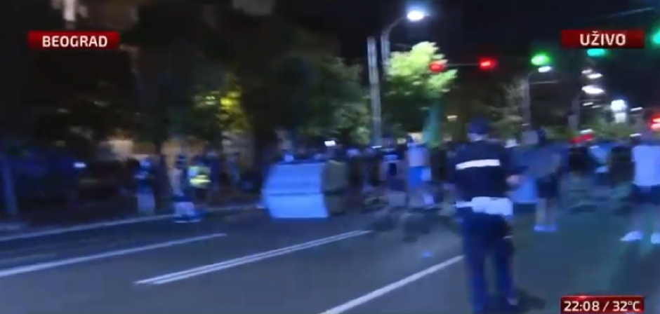 N1 U BOLESNOJ PROPAGANDI!  Blokaderi iz Zemuna samo obaraju kontejnere i prosipaju staklice! (VIDEO)