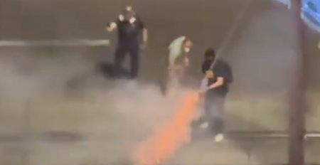 BLOKADERI POKUŠALI DA UBIJU POLICAJCA! Jezive scene u Beogradu (VIDEO)