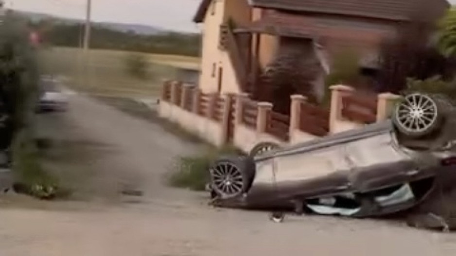 IZGUBIO KONTROLU PA ZAVRŠIO NA KROVU Poginula jedna osoba, druga povređena