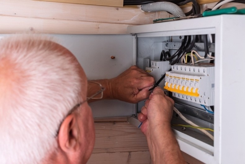 ISKUSNI ELEKTRIČAR UPOZORAVA  Ovo je glavni uzročnik većine požara u kući