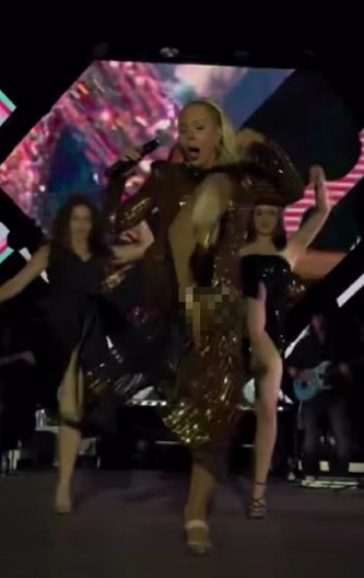 BRENI SEVNULO MEĐUNOŽJE NASRED BINE! Pevačica u 7. deceniji pokazala previše! (FOTO)