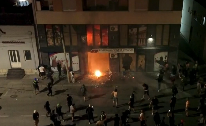 KORISTILI PUŠKE ZA PEJNTBOL, LOMILI, PALILI… NASILJE SE ŠIRI: Da li su ljudi sledeći? Pogledajte strašne slike bezumlja blokadera u Valjevu i Beogradu