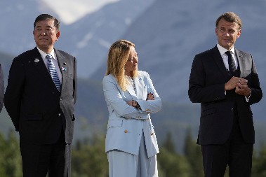 MELONI U KLINČU SA MAKRONOM Napad na Trampa bi sve uništio